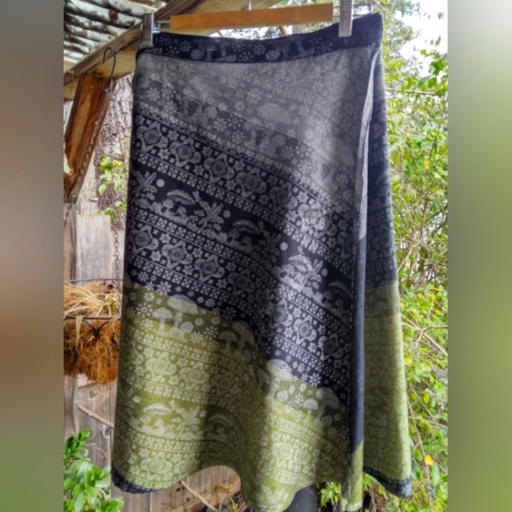 New Mushroom Wrap Black and Green Skirt - Picture 1 of 3